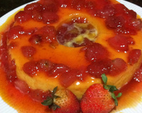 Pudim de iogurte com calda de morango