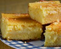 "O bolo baixa lentamente deixando o interior cremoso, é como se fosse recheado": já anota, salva ou printa essa receita de bolo de fubá