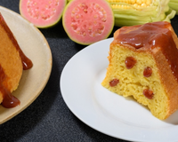 Nada combina melhor com um café quentinho do que um bolo de fubá fofinho: a calda de goiabada é o toque especial