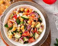 Nem toda salada precisa ser sem graça e essa receita de grão-de-bico com molho curry comprova isso!