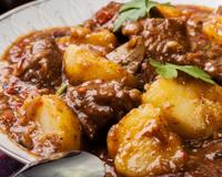 Se sua mãe não te ensinou, eu te ensino: é assim que se faz carne de panela de pressão sem usar água, o segredo é simples