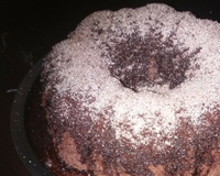 Bolo de chocolate de microondas com calda de falso brigadeiro