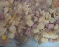 Salada de macarrão colorida