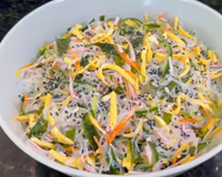 Quero comer todo dia essa salada de macarrão japonês que é super refrescante e deliciosa