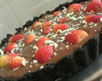 Torta de biscoito de chocolate recheado de baunilha, chocolate e morangos