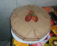 Bolo de chocolate com recheio de morango