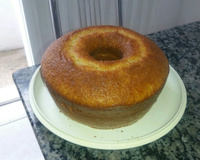 Bolo simples de liquidificador com cobertura de chocolate