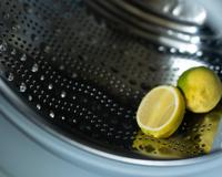 Se você tem metade de um limão, você tem um tesouro: não deixe na geladeira, jogue dentro da máquina de lavar!