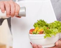 Poucas pessoas sabem, mas não é recomendado temperar a salada com vinagre e sal com antecedência