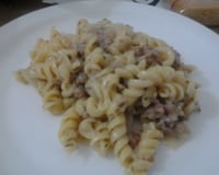 Macarrão com carne moída ao molho branco