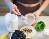 Sem cafeína, nem insônia: como fazer um pré-treino natural para treinar à noite sem perder o sono