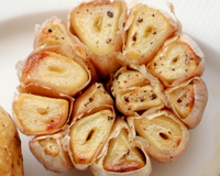 Como fazer alho assado no micro-ondas: aprenda a receita rápida que vai economizar o gás!