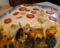 Pavê folhado de doce de leite e morangos