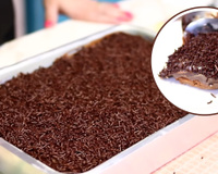 Como fazer o bolo de chocolate fofinho fácil e rápido com calda de brigadeiro mais famoso do YouTube