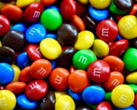 Duas cores de M&M’s vão sumir das embalagens e a explicação é curiosa: "Foi uma situação assustadora"