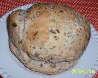 Pãozinho italiano caseiro com salame, azeitonas e ervas frescas