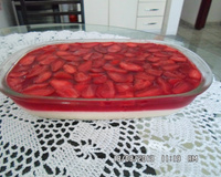 Brigadeirão com doce de morango