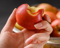 Muito cuidado com a maçã que você come sem cortar ao meio antes de mordê-la, alerta médico