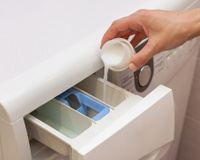 Troque o amaciante de roupas por este produto de limpeza: neutraliza odores, perfuma e até tira manchas