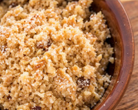 Farofa simples feita com cenoura ralada, bacon e calabresa