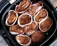 Filé mignon suíno com bacon na airfryer: receita perfeita para o almoço em família é suculenta e fica pronta em 30 minutos