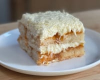 Fatia de torta de biscoito champanhe servido em prato