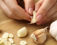 Você está usando o alho errado: espere 10 minutos após picar para ativar a alicina e liberar benefícios