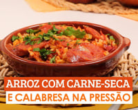 Arroz com carne-seca e calabresa na panela de pressão 