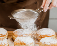 Descobri por que o açúcar de confeiteiro derrete (ou não gruda) nos bolos  e a solução é mais simples do que parece