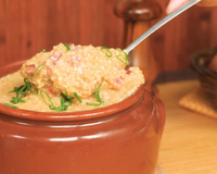 Nem sopa, nem caldo: essa canjiquinha cremosa com calabresa e bacon é o jantar que mais faço no frio