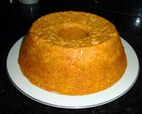 Bolo de cenoura e cobertura de leite condensado cozido com coco