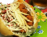 Sanduíche de linguiça fresca e queijo parmesão