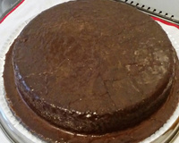 Bolo de cenoura com calda de chocolate