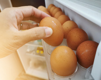 O erro comum que a maioria das pessoas comete ao guardar ovos na geladeira: pode fazer mal à saúde