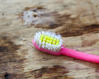 Se você tem uma escova de dente velha, você tem um tesouro: 6 maneiras de aproveitar o utensílio na limpeza do dia a dia