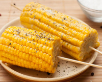 Perguntei a 3 chefs qual a melhor maneira de cozinhar milho — e todos disseram a mesma coisa.
