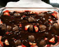 Bombom de morango na travessa