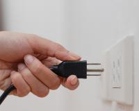5 aparelhos que você precisa desconectar da tomada toda vez que sair de casa
