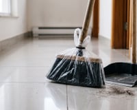 Depois que eu comecei a usar um saco plástico na vassoura antes de varrer a casa, minha vida mudou completamente: agora não sofro mais com pelos espalhados!