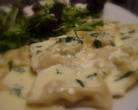 Ravioli com recheio de ricota, rúcula e tomate seco regado ao molho Alfredo