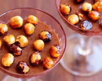 Essa mousse de chocolate com café e avelã é a combinação perfeita: doce na medida certa, não fica enjoativo e derrete na boca