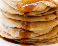 Nem glúten, nem banana: como fazer uma torre de panqueca sensacional com uma massa fofinha e úmida