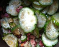 Jiló refogado com bacon