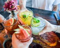 As melhores receitas de drinks e coquetéis refrescantes para aproveitar o Carnaval