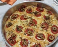Pizza margherita com massa de brócolis