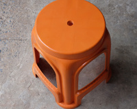 Para que serve o buraco no meio do banquinho de plástico? O motivo é mais simples do que parece