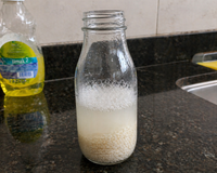 Nunca mais sofra para limpar garrafas: o truque do arroz que alcança onde a esponja não chega