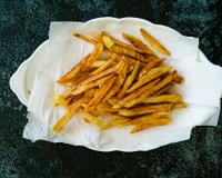 Adeus batata murcha: use papel-toalha desse jeito e tenha uma batata frita sequinha e crocante por muito mais tempo