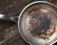 Ela brilhará novamente em 5 minutos: 5 truques para limpar sua panela de alumínio da gordura acumulada sem esforço