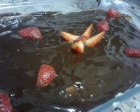 Bombom na travessa com morango